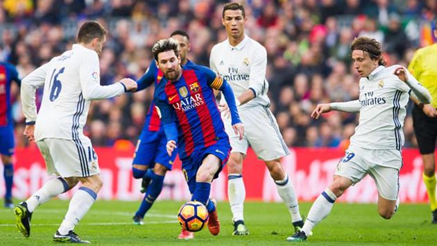 Lionel Messi of FC Barcelona in action against Real Madrid CF during a Spanish League match at Camp Nou stadium on December 3, 2016.(Getty Images)
