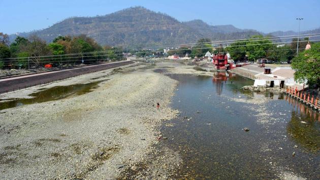 After flowing 250 kms through the Himalayan glacier, the Ganges reaches the pilgrimage town of Haridwar. Study suggests that the pollution in Ganga makes the river unfit for activities such as bathing, drinking and irrigation purposes.  (HT Photo) 