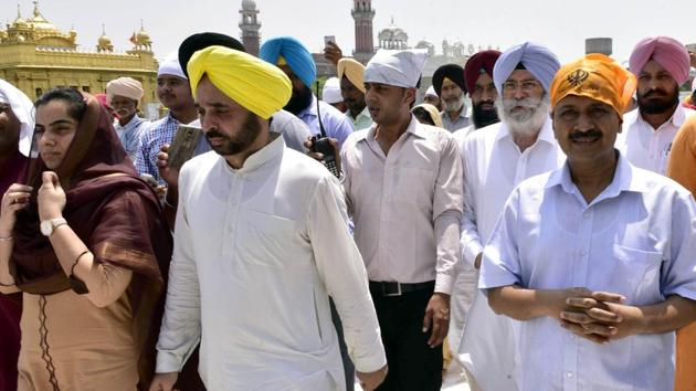 Delhi chief minister Arvind Kejriwal along with AAP Punjab chief Bhagwant Mann, leader of opposition HS Phoolka and Talwandi Sabo MLA Baljinder Kaur and others paying obeisance at Golden Temple in Amritsar on Monday. (Gurpreet Singh/HT Photo) Delhi chief minister Arvind Kejriwal along with AAP Punjab chief Bhagwant Mann, leader of opposition HS Phoolka and Talwandi Sabo MLA Baljinder Kaur and others paying obeisance at Golden Temple in Amritsar on Monday. (Gurpreet Singh/HT Photo)