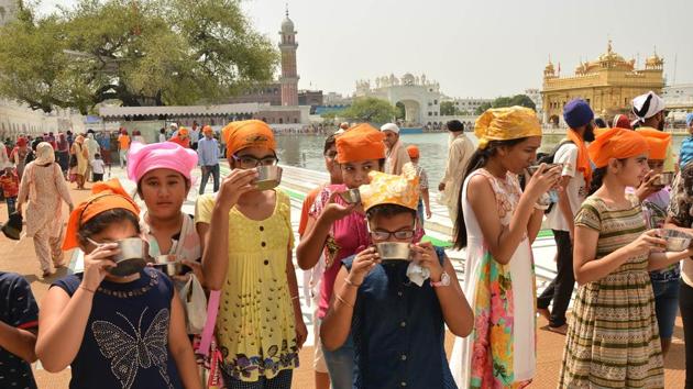 Devotees at Golden Temple on the occasion of martyrdom anniversary of Sikh Guru Arjun Dev in Amritsar on Monday. (Gurpreet Singh/HT Photo)