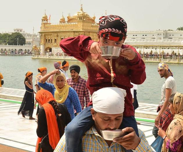 Devotees at Golden Temple on the occasion of martyrdom anniversary of Sikh Guru Arjun Dev in Amritsar on Monday. (Gurpreet Singh/HT Photo)
