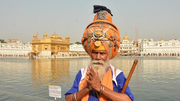 A Sikh devotee paying obeisance at Golden Temple on the occasion of martyrdom anniversary of Sikh Guru Arjan Dev in Golden Temple in Amritsar. (Gurpreet Singh/HT Photo)