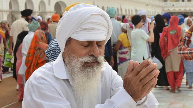 A Sikh devotee paying obeisance at Golden Temple on the occasion of martyrdom anniversary of Sikh Guru Arjan Dev in Golden Temple in Amritsar. (Gurpreet Singh/HT Photo)