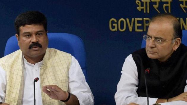 Petroleum minister Dharmendra Pradhan and finance minister Arun Jaitley.(PTI photo) Petroleum minister Dharmendra Pradhan and finance minister Arun Jaitley.(PTI photo)
