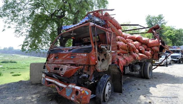 The truck carrying potatoes was on its way to Azadpur Mandi in North Delhi from Aligarh. (Sunil Ghosh/HT Photo) The truck carrying potatoes was on its way to Azadpur Mandi in North Delhi from Aligarh. (Sunil Ghosh/HT Photo)