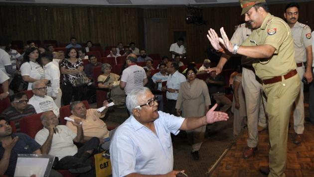 A police officer tries to placate an irate Jaypee homebuyer at the tripartite meeting in Sector 6 on Monday. (Sunil Ghosh/HT Photo) A police officer tries to placate an irate Jaypee homebuyer at the tripartite meeting in Sector 6 on Monday. (Sunil Ghosh/HT Photo)
