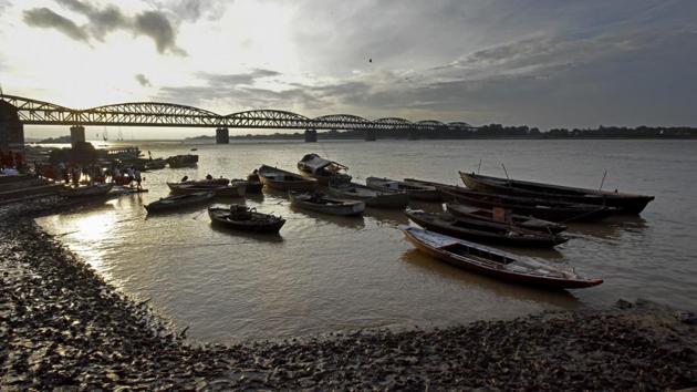 A view of the river Ganga amid a beautiful sunset in the  Rajghat area in Varanasi.  (Ravi Choudhary/HT PHOTO) 