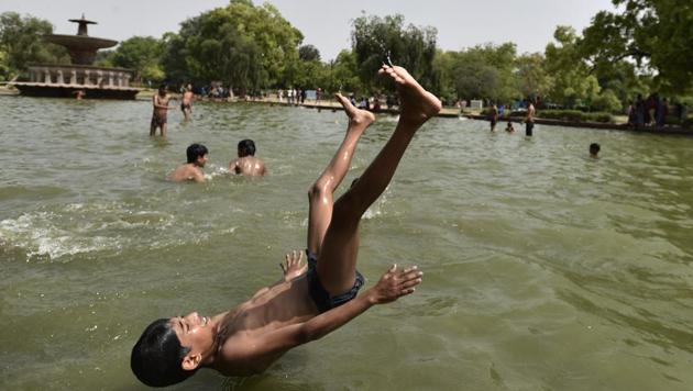 The National Green Tribunal was told that public fountains have become a breeding ground of mosquitoes. The tribunal ordered the municipal authorities to take steps to prevent breeding of mosquitoes by introducing fish that eat mosquito larvae. (Burhaan Kinu/HT Photo) The National Green Tribunal was told that public fountains have become a breeding ground of mosquitoes. The tribunal ordered the municipal authorities to take steps to prevent breeding of mosquitoes by introducing fish that eat mosquito larvae. (Burhaan Kinu/HT Photo)