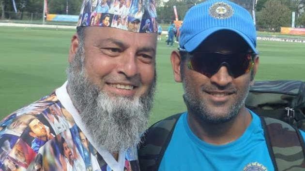 Mohammad Bashir a.k.a Chacha Chicago is a big fan of former India skipper MS Dhoni, who had gifted Bashir a signed cricket bat once.(HT Photo)