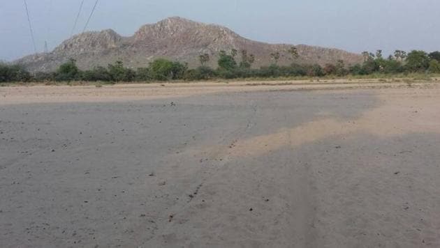 One has to cross the ‘dry’ Niranjana river to reach Dungeshwari caves on a hilltop, in Bihar’s Gaya district.(HT photo) One has to cross the ‘dry’ Niranjana river to reach Dungeshwari caves on a hilltop, in Bihar’s Gaya district.(HT photo)