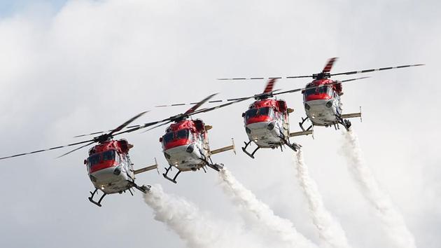 The Indian Air Force personnel perform stunts in Sarang helicopters. (HT Photos) The Indian Air Force personnel perform stunts in Sarang helicopters. (HT Photos)