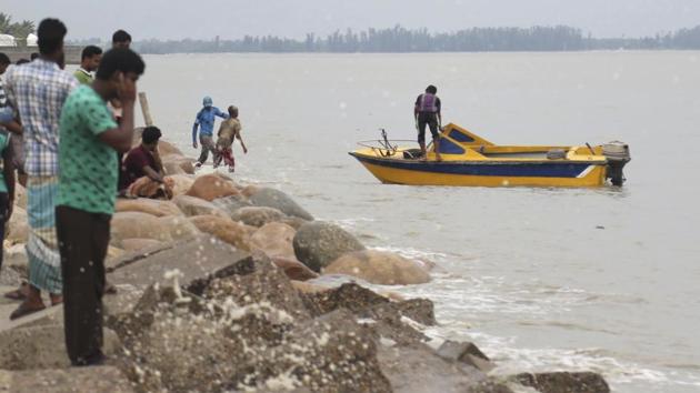 Bangladeshis stand by the coast of the Bay of Bengal in Chittagong.Cyclone Mora has hit Bangladesh, lashing the country’s south-eastern coast with heavy rain and winds. (AP) Bangladeshis stand by the coast of the Bay of Bengal in Chittagong.Cyclone Mora has hit Bangladesh, lashing the country’s south-eastern coast with heavy rain and winds. (AP)
