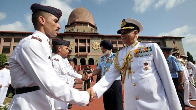 Admiral Sunil Lanba and  Commandant Air Marshal Jasjit Singh Kler  interact with the cadets. (HT Photos) 