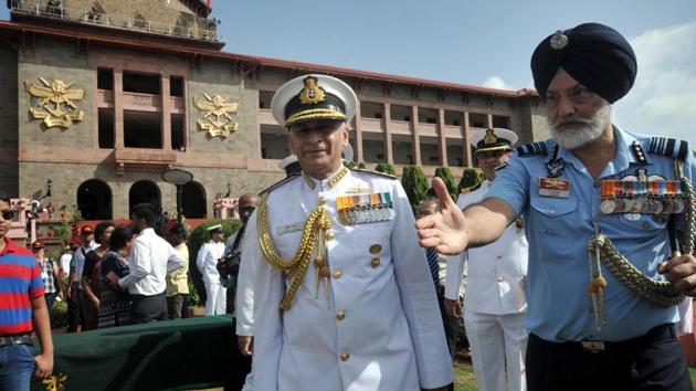 Admiral Sunil Lanba and Commandant Air Marshal Jasjit Singh Kler deep in conversation. (HT Photos) 