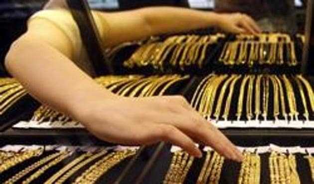 An employee arranges gold jewellery in the counter.(REUTERS)