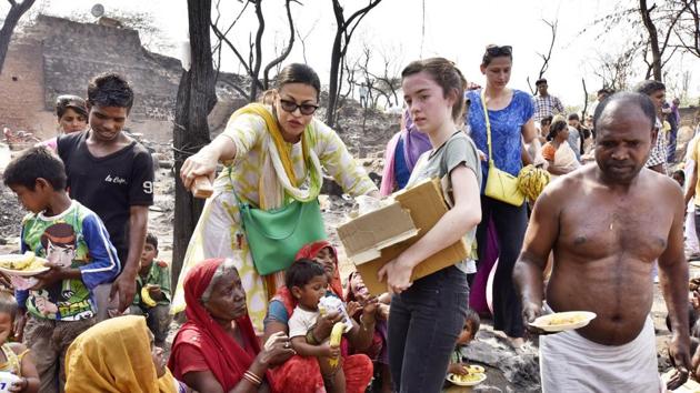 Members of the group, Amigas Latinas, distributed food, water and clothes, to those affected by the Monday morning fire. (Sanjeev Verma/HT Photo) Members of the group, Amigas Latinas, distributed food, water and clothes, to those affected by the Monday morning fire. (Sanjeev Verma/HT Photo)