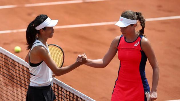 Taiwans's Hsieh Su-wei shakes the hand of Great Britain's Johanna Konta after winning their first round match. (REUTERS)