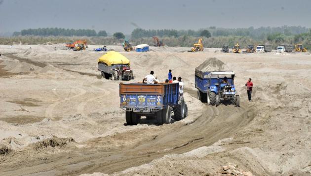 The mining contract row has pushed the government on the back foot.(HT File Photo)