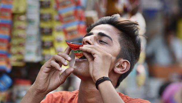 The city police challaned 1,283 people from January to April this year for violation of the Cigarettes and Other Tobacco Products Act (COTPA). (Sanjeev Verma/HT Photo) The city police challaned 1,283 people from January to April this year for violation of the Cigarettes and Other Tobacco Products Act (COTPA). (Sanjeev Verma/HT Photo)