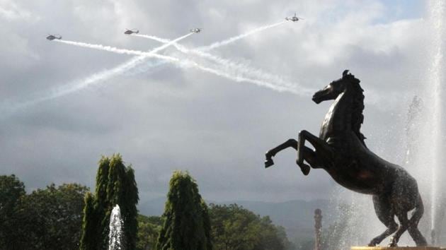 The Sarang helicopters put up a visual spectacle for the cheering crowd.  (HT Photos) 