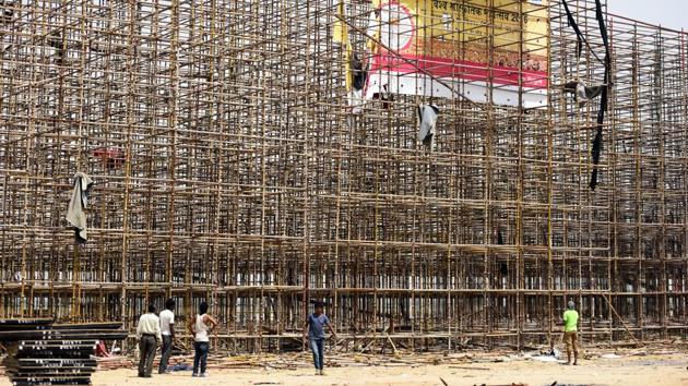 Workers disassemble the stage used during the World Culture Festival organised by Sri Sri Ravi Shankar's Art of Living in New Delhi, April 02, 2016.(Sonu Mehta/Hindustan Times)