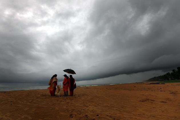 The southwest monsoon hit Kerala on Tuesday. Residents enjoy the rain at Veli beach in Thiruvananthapuram.(Vivek Nair/HT)