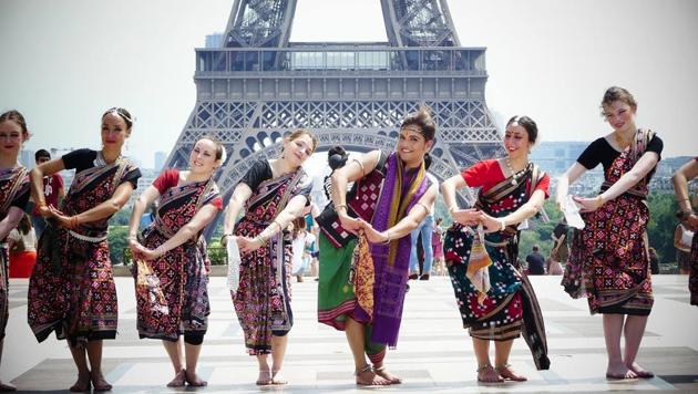 French dancers performing Sambalpuri folk dance at the Eiffel Tower, Paris. Credit: Mahina Khanum (Facebook)