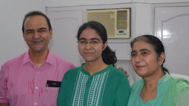 Saumya Pandey with her parents after declaration of UPSC results, in Allahabad on Wednesday evening.(HT Photo)