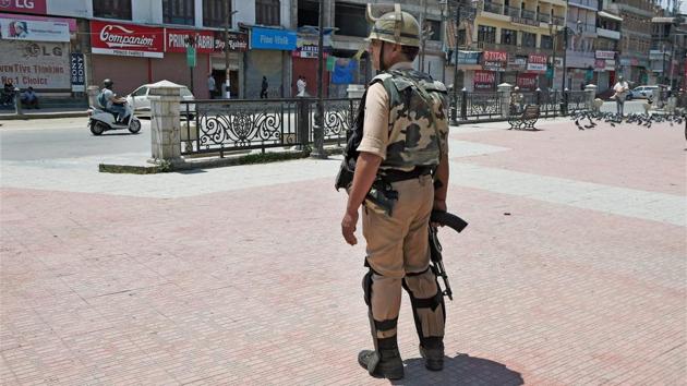 A security man stands guard at Lal Chowk in Srinagar on Tuesday.(PTI Photo)
