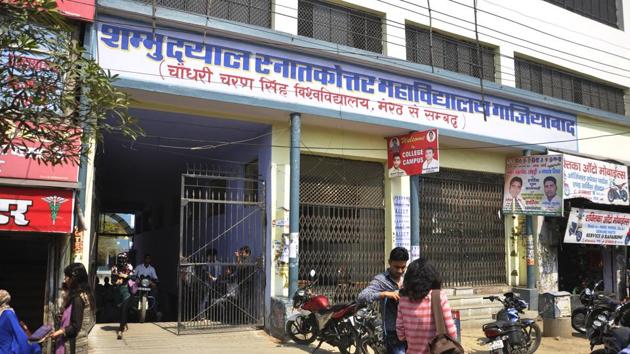 The men drove nearly 10km from Vasundhara Sector-2B to MMG district hospital in Ghaziabad to get the man, who had fallen unconscious, treated. (HT Photo) The men drove nearly 10km from Vasundhara Sector-2B to MMG district hospital in Ghaziabad to get the man, who had fallen unconscious, treated. (HT Photo)