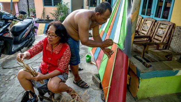 Villagers painting part of their homes following a major makeover of their Indonesian hamlet dubbed ‘the rainbow village’in Semarang, central Java. (SURYO WIBOWO / AFP) Villagers painting part of their homes following a major makeover of their Indonesian hamlet dubbed ‘the rainbow village’in Semarang, central Java. (SURYO WIBOWO / AFP)