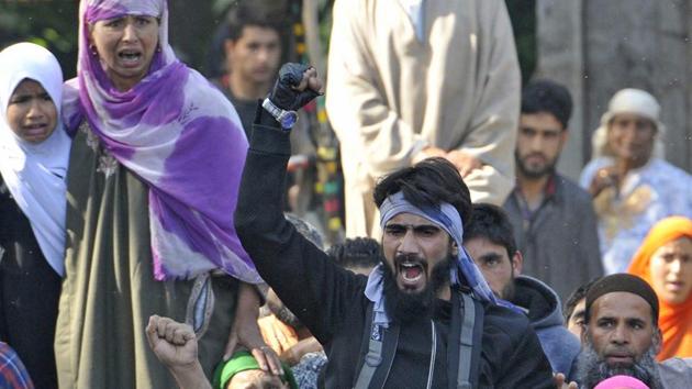 A Kashmiri local militant shouts slogan during a funeral of militant commander Sabzar Ahmed Bhat in Tral, about 45 km south of Srinagar.(Waseem Andrabi /HT Photo)