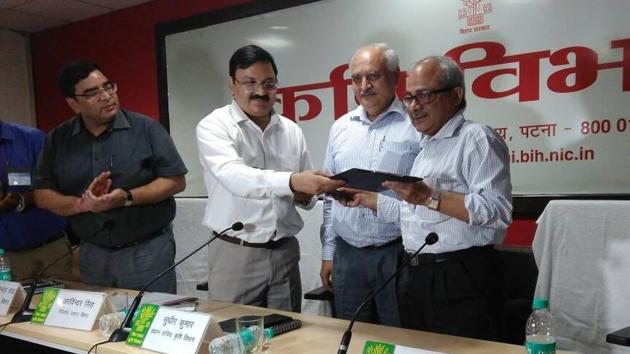 Officials of BARC and Bihar government signed an MoU on technology transfer for preservation of lichis.(HT photo)