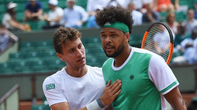 Olivo (L) defeated Tsonga 7-5, 6-4, 6-7 (6/8), 6-4 to move into the 3rd round. (AFP) Olivo (L) defeated Tsonga 7-5, 6-4, 6-7 (6/8), 6-4 to move into the 3rd round. (AFP)