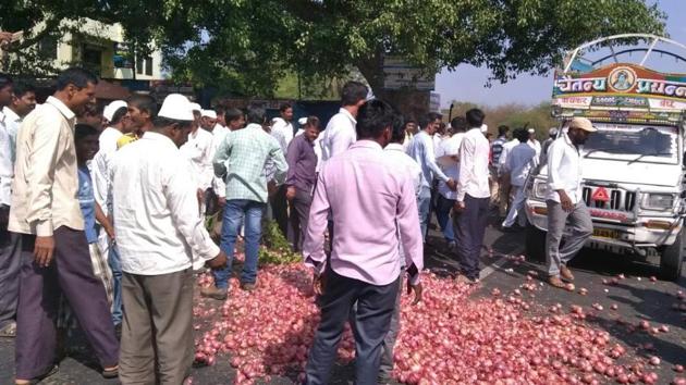 Farmers empty onion trucks at Pimpri, Pune. (HT File) Farmers empty onion trucks at Pimpri, Pune. (HT File)