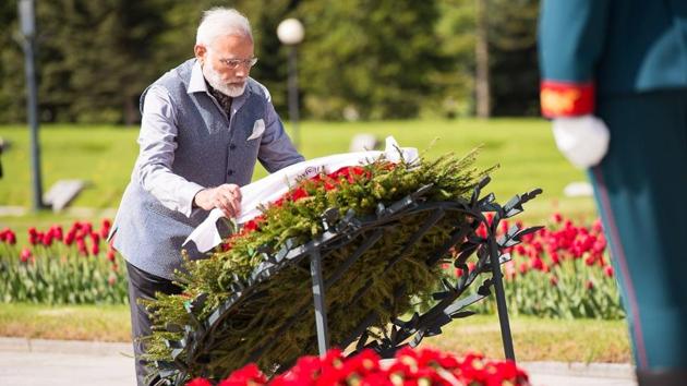 Prime Minister Narendra Modi paying homage at the Piskariovskoye Memorial Cemetery in St Petersburg.(Narendra Modi ‘sTwitter page) Prime Minister Narendra Modi paying homage at the Piskariovskoye Memorial Cemetery in St Petersburg.(Narendra Modi ‘sTwitter page)