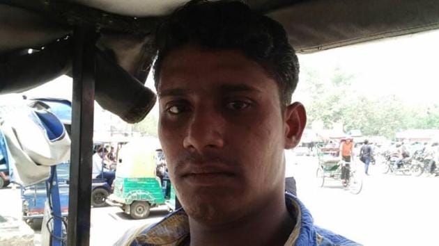 E-rickshaw driver Ravinder Kumar had just begun to eat when he spotted two students urinating in public near GTB Metro Station in north Delhi. (HT Photo) E-rickshaw driver Ravinder Kumar had just begun to eat when he spotted two students urinating in public near GTB Metro Station in north Delhi. (HT Photo)