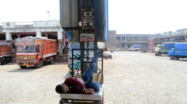 The APMC market in Kalyan wore a deserted look. (Rishikesh Choudhary/HT photo) 
