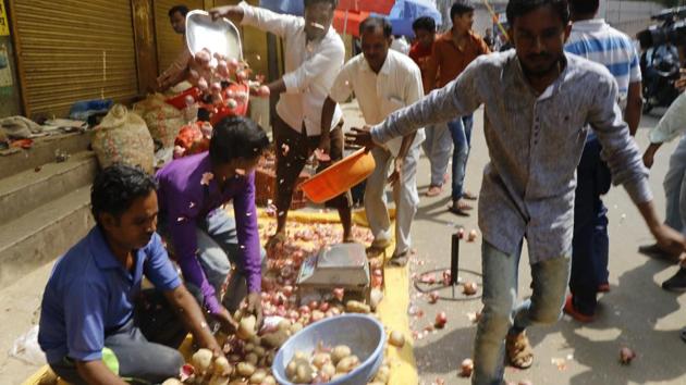 Vendors  were forced to stop selling vegetables at Nashik APMC market. (Mayur Bargaje/HT photo) 
