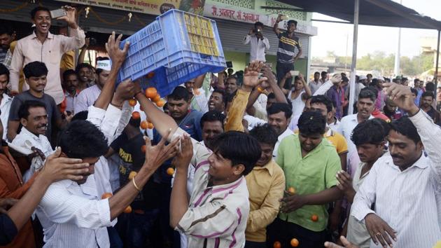 Shetkari Sanghatana workers protest at APMC in Aurangabad. (HT PHOTO) 