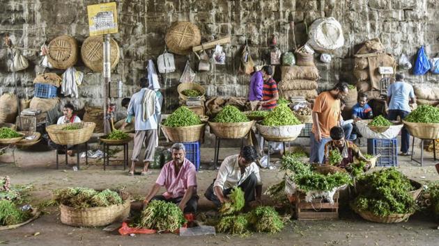 Some vendors at Dadar managed to set up their stalls. (Kunal Patil/HT Photo) 