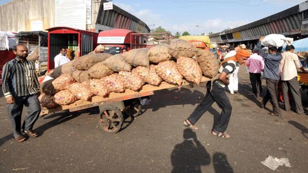 The scene at the market yard in Pune. (HT Photo) 