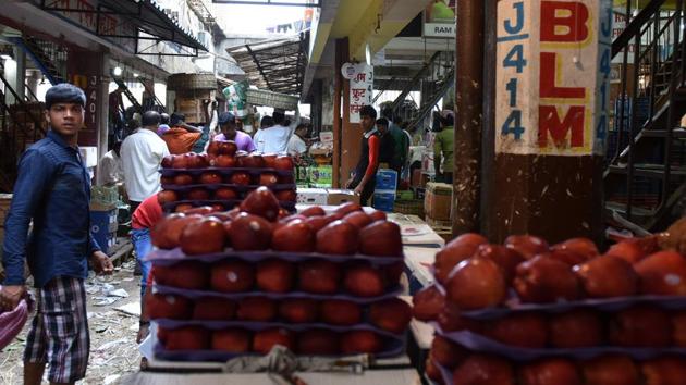 The vegetable and fruit market at Turbhe was not affected much. (Bachchan Kumar /HT PHOTO) 