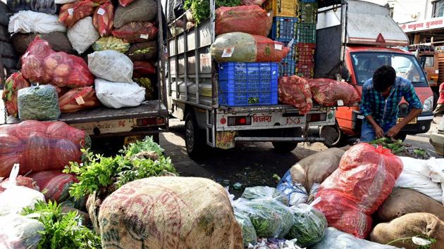 The vegetable supply at APMC Turbhe was limited. (Bachchan Kumar /HT PHOTO) 