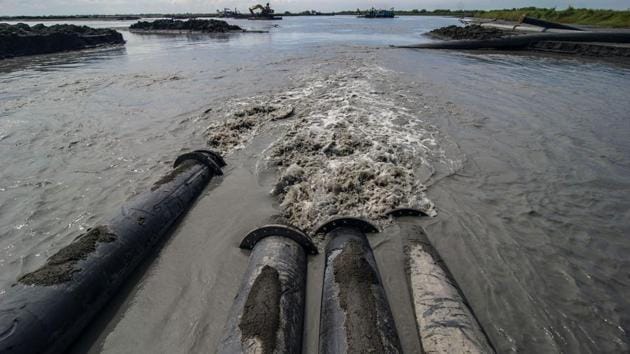The mud continues to spurt out the equivalent of 10 Olympic swimming pools of hot, stinking sludge each day, according to AFP. (JUNI KRISWANTO / AFP) The mud continues to spurt out the equivalent of 10 Olympic swimming pools of hot, stinking sludge each day, according to AFP. (JUNI KRISWANTO / AFP)