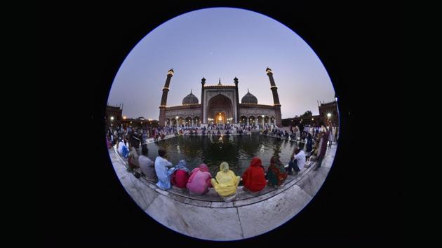 People wash their hands in a pond before their evening prayers outside Jama Masjid, the largest mosque in India.  (Arun Sharma/HT PHOTO) 