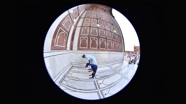 At a spiritual level, fasting means abstaining from indulgence in all kinds of desires and negative actions thus cleansing ones soul.  (Arun Sharma/HT PHOTO) 