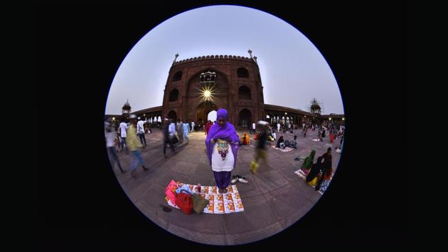A muslim woman offers evening prayers at the Jama Masjid on the 3rd day of Ramzan.  (Arun Sharma/HT PHOTO) 