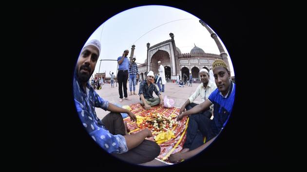 People break their days fast  outside the Jama Masjid.The spirit of fasting accommodates acts of charity and kindness to others.  (Arun Sharma/HT PHOTO) 