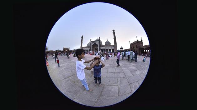 On a deeper level, the meaning of fasting during Ramzan goes beyond just physical deprivation. It is a manifestation of love for the Divine by giving love to other human beings (Arun Sharma/HT PHOTO) 